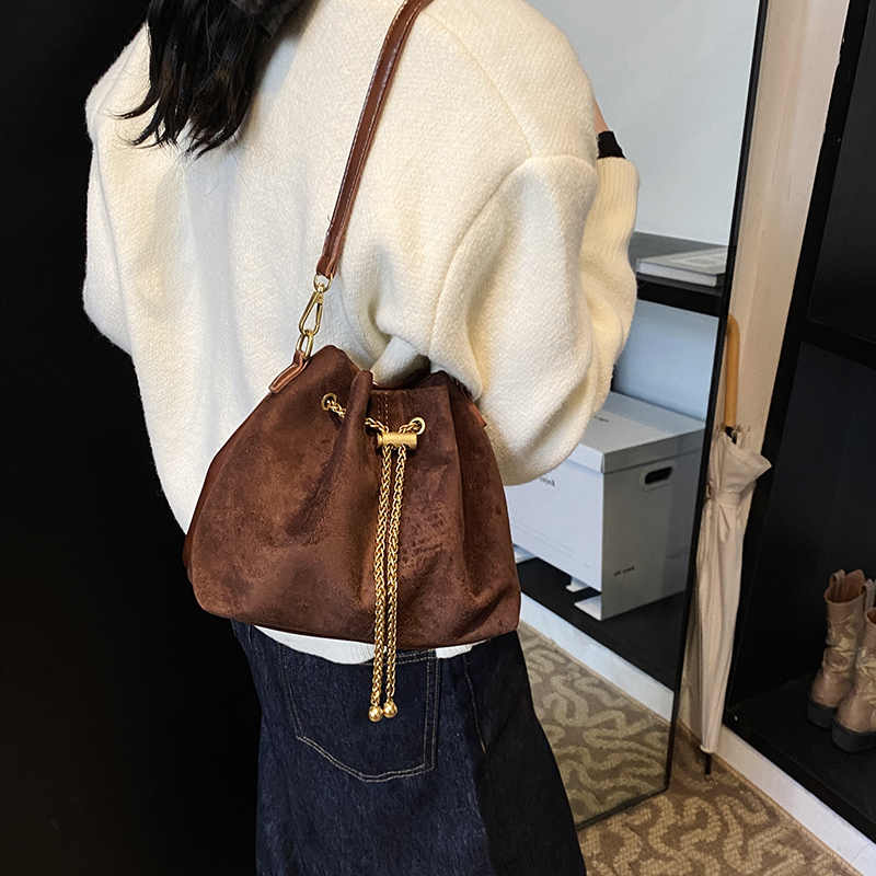 Bucket Bag Suede - Tas Selempang Santai Bahan Suede Imitasi